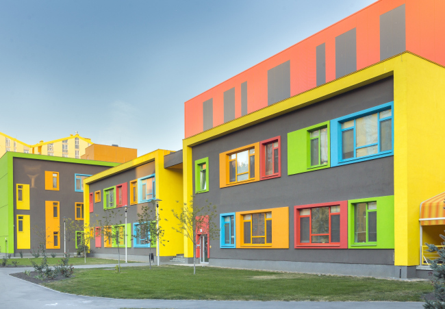 Блок начальной школы в составе учебного комплекса на территории жилого квартала «Комфорт-таун». Постройка, 2014 © Архиматика