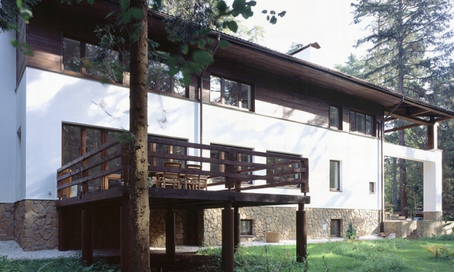 Загородный дом в поселке Дунино. Реализация, 2000 © Архитектурная мастерская «Группа АБВ»