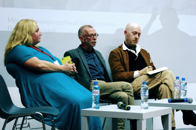 Фестиваль «Вазари» в Нижнем Новгороде. Шоу критиков. На фото: Ирина Левонитина, Лев Рубинштейн и Кирилл Асс. Фотография © Сергей Коротков Фестиваль «Вазари» в Нижнем Новгороде. Шоу критиков. На фото: Ирина Левонитина, Лев Рубинштейн и Кирилл Асс. Фотография © Сергей Коротков