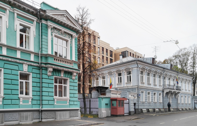 The Gorokhovsky Lane, view from the east. On the left: mansion of the peasant Morozov. On the right: Ecuador embassy. In the center: club house "Gorokhovsky, 12" Photograph  Julia Tarabarina, Archi.ru