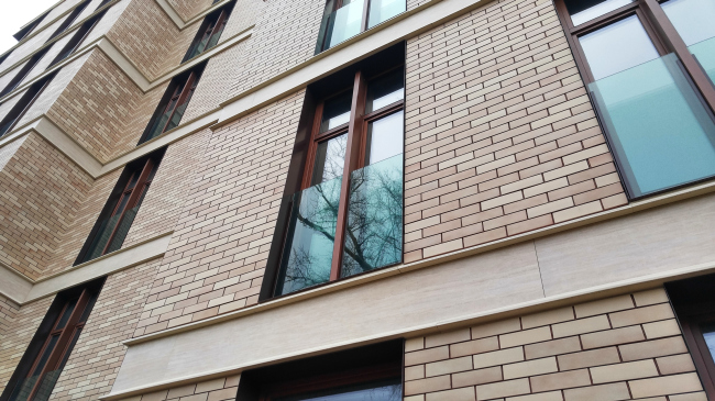 The club house in the Gorokhovsky Lane. Construction, 2016. The north facade, a fragment. Photograph � Julia Tarabarina, Archi.ru