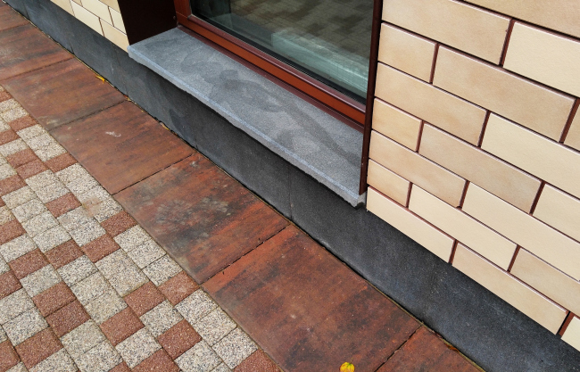 The club house in the Gorokhovsky Lane. Construction, 2016. Fragment of the pavement pattern and the window frame of the 1st floor. Photograph  Julia Tarabarina, Archi.ru