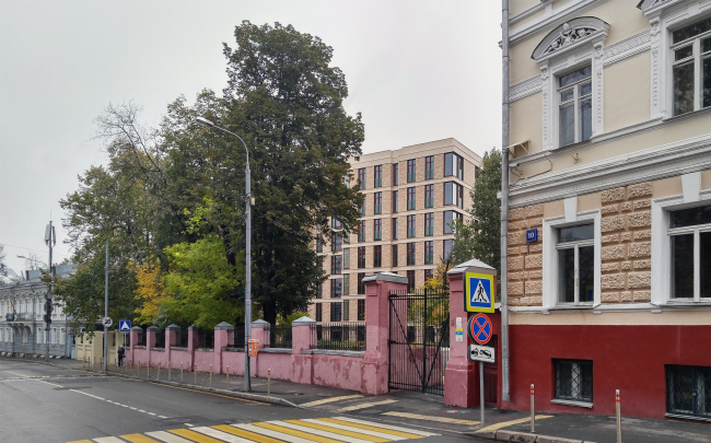 The Gorokhovsky Lane, view from the west. On the left: Ecuador embassy. On the right: the former Von Derviz Gimnasium, later the Karbyshev School. In the center: club house "Gorokhovsky, 12" Photograph  Julia Tarabarina, Archi.ru