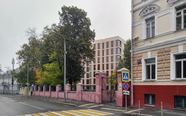 The Gorokhovsky Lane, view from the west. On the left: Ecuador embassy. On the right: the former Von Derviz Gimnasium, later the Karbyshev School. In the center: club house "Gorokhovsky, 12" Photograph � Julia Tarabarina, Archi.ru