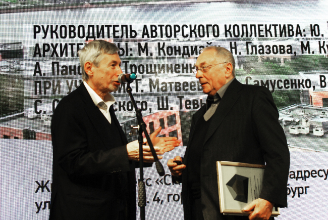 Виктор Логвинов вручает золотой диплом Юрию Земцову. Фотография © Алла Павликова