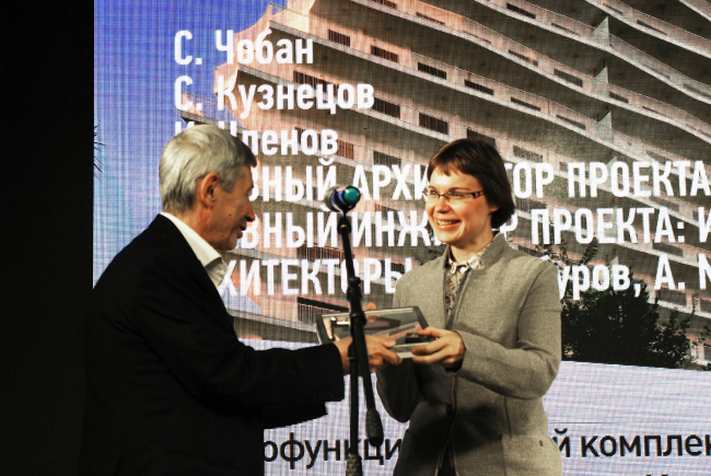 Анна Мартовицкая получает диплом архитектурного бюро Speech. Фотография © Алла Павликова