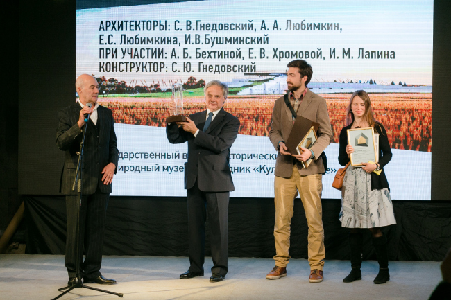 Вручение «Хрустального Дедала». Гран-при в руках у Сергея Гнедовского. Фотография © Александр Портов Вручение «Хрустального Дедала». Гран-при в руках у Сергея Гнедовского. Фотография © Александр Портов