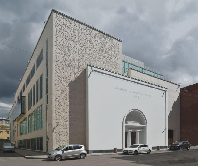 Академия танца под руководством Бориса Эйфмана. Главный фасад. Реализация, 2013 © Студия 44 Академия танца под руководством Бориса Эйфмана. Главный фасад. Реализация, 2013 © Студия 44