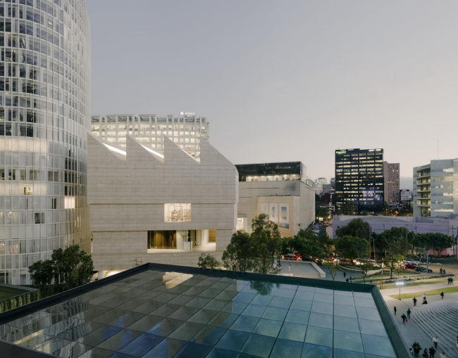 ����� Jumex � ������ � Simon Menges