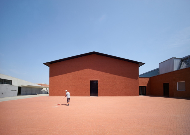 ��������� �������� ���. �����: Julien Lanoo. ����������� �������� Vitra Schaudepot (�����-��-����, ��������). ������������� ����: Herzog & de Meuron
