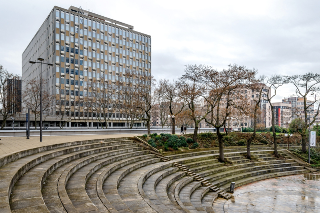 ���������������� �������� [cité administrative]. ����: � ������� �������
