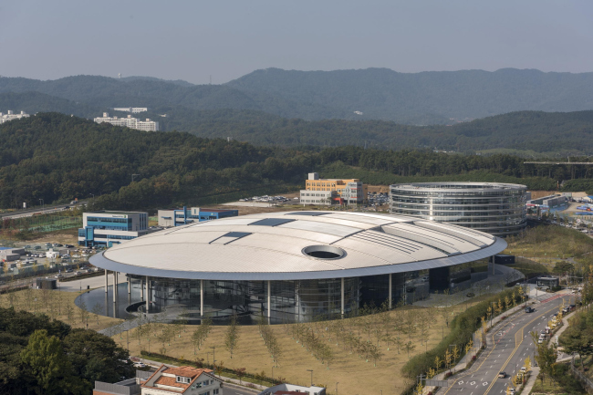 ����������������� ����� Hankook Technodome � Nigel Young / Foster + Partners