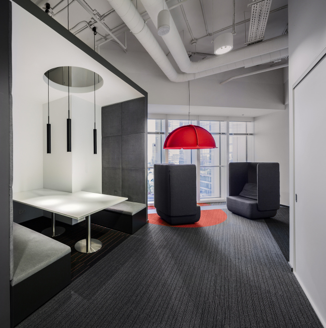 Office of Orange Business Services in the Mercury Tower. Implementation, 2016  T+T Architects