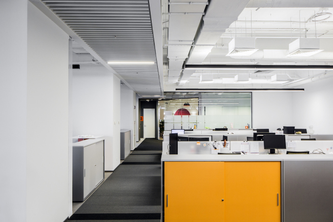 Office of Orange Business Services in the Mercury Tower. Implementation, 2016 © T+T Architects