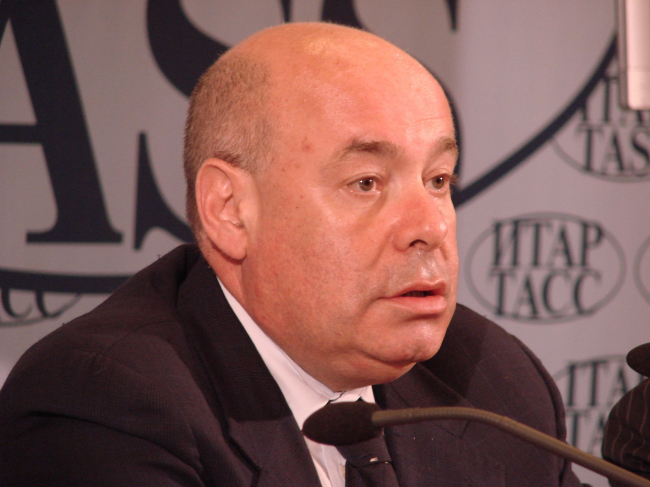 Придя на пресс-конференцию, Михаил Швыдкой сообщил, что это его последнее выступление по делам прежней должности. Приблизительно за сутки до пресс-конференции агенство Росохранкультура было расформировано и назначен новый министр культуры
Михаил Швыдкой выразил согласие с концепцией кураторов российского павильона и сказал, что полностью доверяет Григоию Ревзину как специалисту и куратору Придя на пресс-конференцию, Михаил Швыдкой сообщил, что это его последнее выступление по делам прежней должности. Приблизительно за сутки до пресс-конференции агенство Росохранкультура было расформировано и назначен новый министр культуры
Михаил Швыдкой выразил согласие с концепцией кураторов российского павильона и сказал, что полностью доверяет Григоию Ревзину как специалисту и куратору