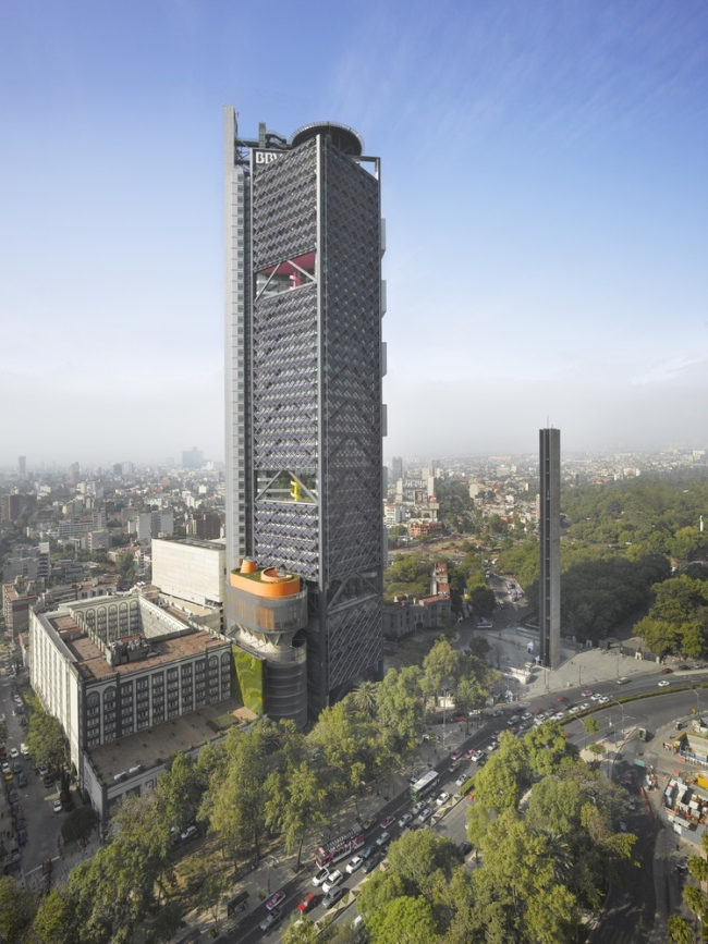 BBVA Bancomer Tower. 
LEGORRETA + LEGORRETA, Rogers Stirk Harbour + Partners. ���� � Roland Halbe 