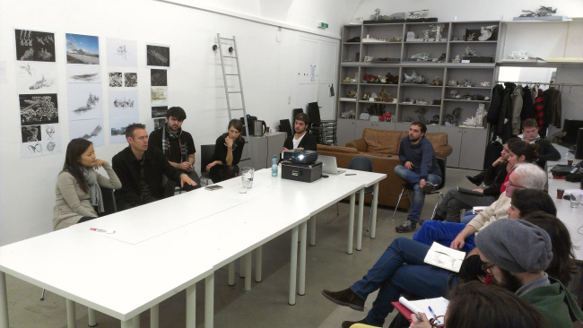 �������