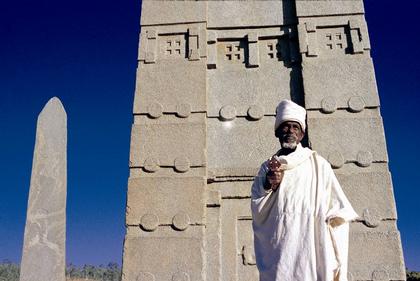 Священнослужитель Эфиопской церкви перед Стелой N 3 в Аксуме Священнослужитель Эфиопской церкви перед Стелой N 3 в Аксуме