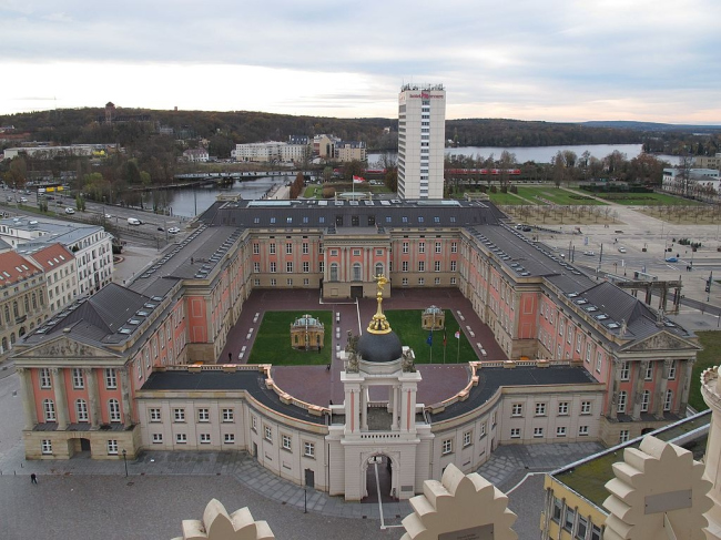 Потсдамский дворец – реконструкция. Фото: Daniel Naber via Wikimedia Commons. Лицензия CC-BY-4.0