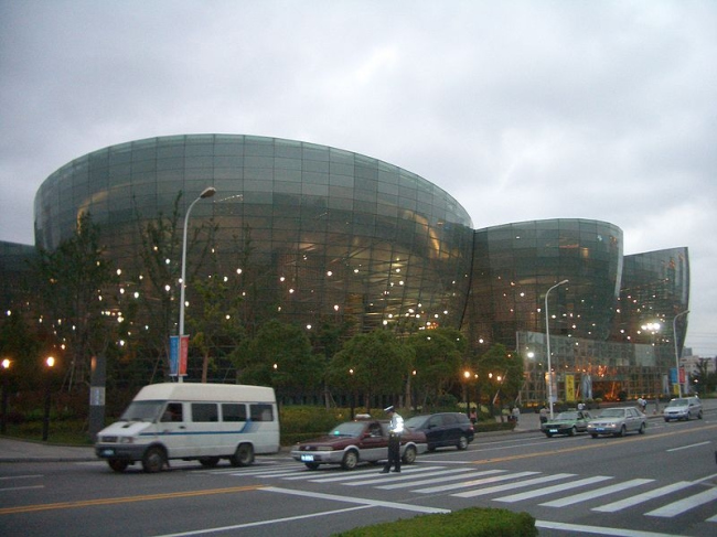 Шанхайский центр искусств Востока. Фото: Augapfel via Wikimedia Commons. Лицензия CC-BY-2.0