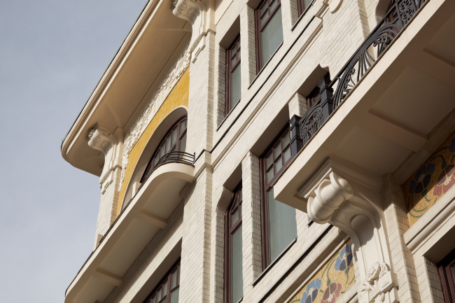 Restoration of the Sytin house. Facade fragment  Ginsburg Architects, photograph by Aleksey Knyazev