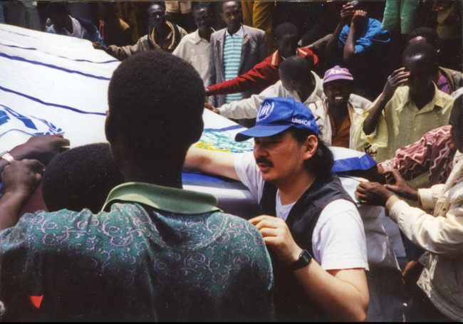 Shigeru Ban with volunteers constructing Paper Emergency Shelter for UNHCR in Rwanda. Photo by Shigeru Ban Architects.