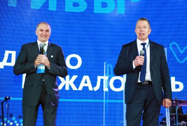 Виланд Франк(справа), владелец и глава SIEGENIA GRUPPE и Ханс Диль, руководитель Северо-Восточного подразделения SIEGENIA на открытии дружеской встречи с партнерами компании SIEGENIA в России. Фотография © SIEGENIA Виланд Франк(справа), владелец и глава SIEGENIA GRUPPE и Ханс Диль, руководитель Северо-Восточного подразделения SIEGENIA на открытии дружеской встречи с партнерами компании SIEGENIA в России. Фотография © SIEGENIA