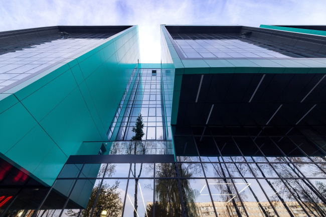 The risalits (i.e. projections) step out as deep cantilevered structures; between them, terraces are formed - all together it falls into a space play that totally eliminates the "flat" perception of the facade. "Optima-Plaza" office complex � Archimatika