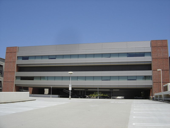 Калифорнийский Институт НаноСистем. Фасад корпуса над парковкой. Фото: OystersAndTrifle via Wikimedia Commons. Лицензия CC-BY-2.0