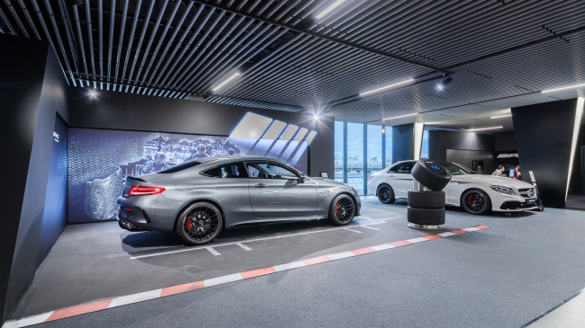 Interiors of the "Avangard" car service center. Photograph  A.Gushchin