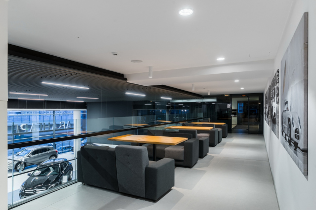 Interiors of the "Avangard" car service center. Photograph � A.Gushchin