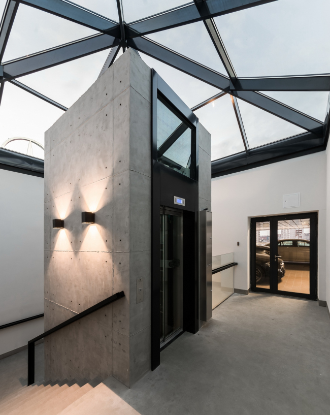 Interiors of the "Avangard" car service center. Photograph � A.Gushchin