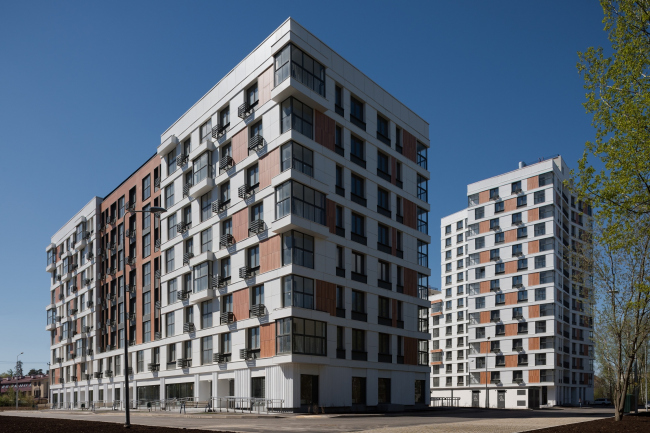 When viewed from this vantage point, the 14-story tower in the depth looks almost the same height as the 8-story residential building. "Severny" housing project. Units 7,8. Photo   Ilia Ivanov