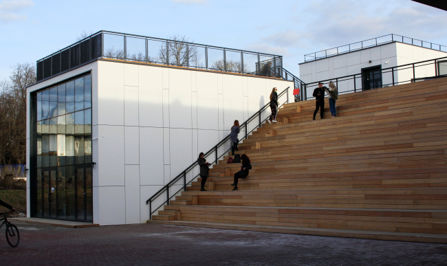 View from the yard to the amphitheater and the sightseeing platform on the roof. Innovation and Culture Center in Kaluga.  Photograph  Julia Tarabarina, Archi.ru