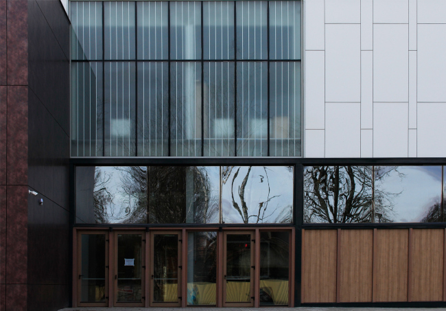 The main entrance; reserved and diverse in textures. Innovation and Culture Center in Kaluga.  Photograph  Julia Tarabarina, Archi.ru