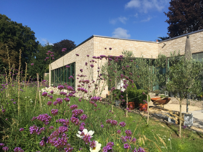 ��� Hill House, ���. 
Mike Keys and Anne Claxton. ���� � Michael  Keys