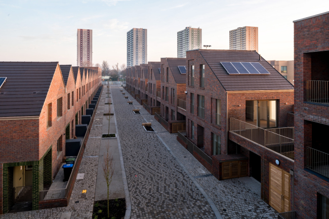 ����� �������� Dujardin Mews, ������. 
Karakusevic Carson Architects + Maccreanor Lavington. ���� � Mark Hadden