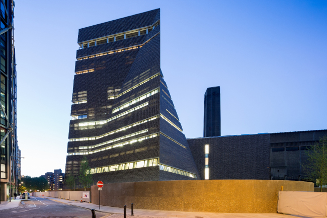 ���������-������� � ������ ������� ���� ������ (������ Switch House), ������. 
Herzog & de Meuron. ���� � Iwan  Baan