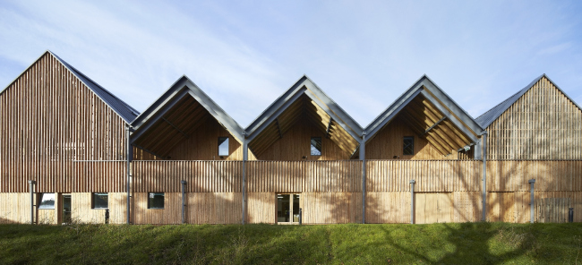����� ��������� � ������� Bedales, �������.
Feilden Clegg Bradley Studios. ���� � Hufton and Crow
