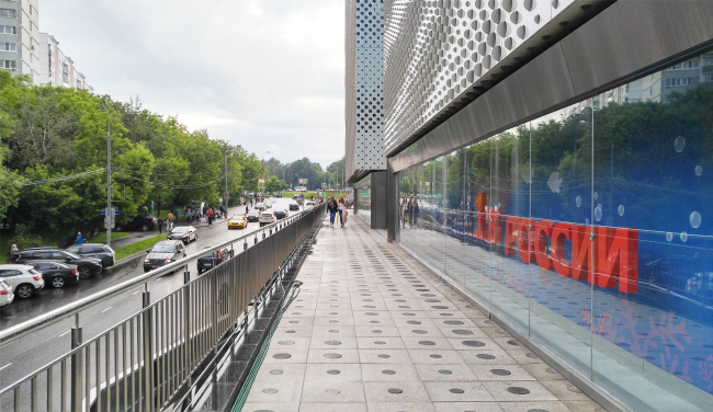 Gallery running along the Slavyansky Boulevard. "Oceania" multifunctional center (facade solutions)  Asadov Architectural Bureau. Photograph  Julia Tarabarina, Archi.ru