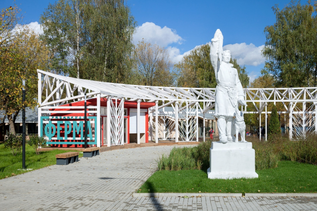 "Hunter" sculpture next to the enrance pavilion at the Urban farm at VDNKH, 2nd stage. Wowhouse. Photograph  Mitya Chebanenko