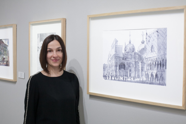 Куратор выставки Екатерина Шалина изображением Сан Марко. Тушь, кисть. Фотография © Вартан Айрапетян Куратор выставки Екатерина Шалина изображением Сан Марко. Тушь, кисть. Фотография © Вартан Айрапетян