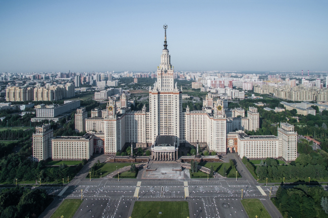 Главное здание МГУ. 1949-1953. Архитекторы Лев Руднев, Александр Хряков и другие. Фото © Денис Есаков Главное здание МГУ. 1949-1953. Архитекторы Лев Руднев, Александр Хряков и другие. Фото © Денис Есаков