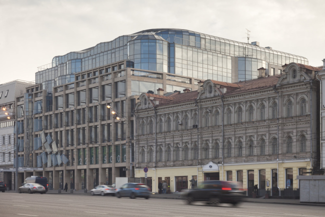 Московский театральный центр «Вишневый Сад». Главный фасад со стороны Малой Сухаревской площади. Фотография © Д.С. Чебаненко