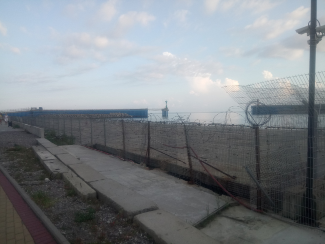 Деятельность портов регламентируется целым рядом документов. Прибрежная часть порта – охранная зона, и она огорожена забором. Фотография: Мария Трошина Деятельность портов регламентируется целым рядом документов. Прибрежная часть порта – охранная зона, и она огорожена забором. Фотография: Мария Трошина