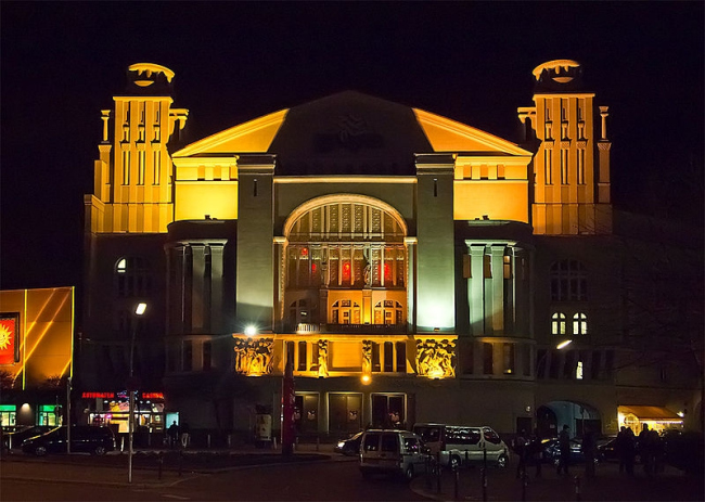 Театр «Метрополь» ночью. Фото: Pedelecs via Wikimedia Commons. Лицензия CC-BY-SA-3.0