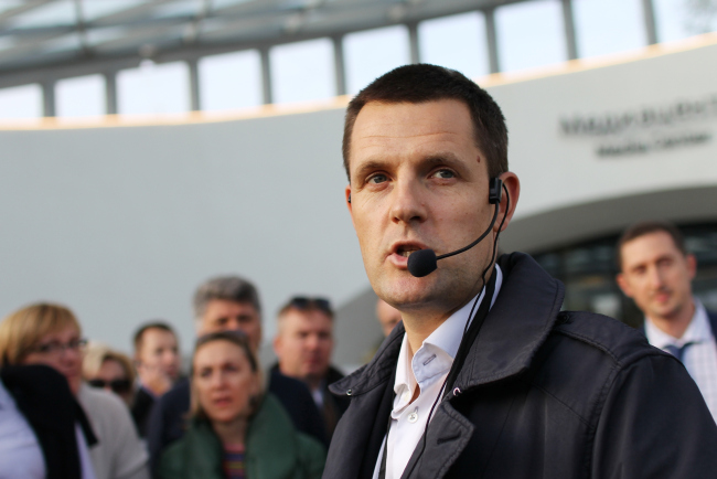 Сергей Кузнецов ведет экскурсию по парку в день открытия 9 сентября. Парк Зарядье. Фотография © Юлия Тарабарина, Архи.ру, 09.2017 Сергей Кузнецов ведет экскурсию по парку в день открытия 9 сентября. Парк Зарядье. Фотография © Юлия Тарабарина, Архи.ру, 09.2017