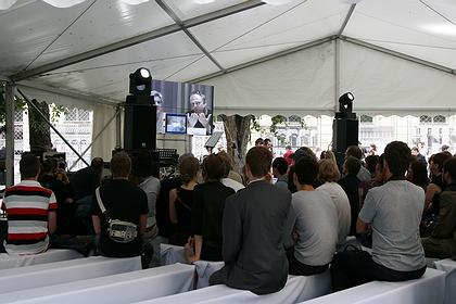 Телемост Астрид Кляйн и Марка Дайтэма. Фотография Елены Петуховой (Агентство архитектурной фотографии «Формат») Телемост Астрид Кляйн и Марка Дайтэма. Фотография Елены Петуховой (Агентство архитектурной фотографии «Формат»)