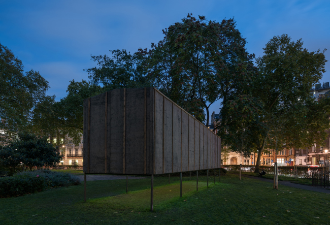 Pavilion of the project �101st km Further Elsewhere�. Alexander Brodsky, Bloomsbury Square, London, 2017. Photograph � Yuri Palmin