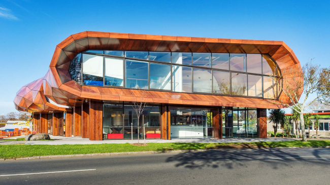 Художественный центр Te Oro (Окленд, Новая Зеландия). Материал ALUCOBOND ®  PLUS, цвет Afro Mahagoni